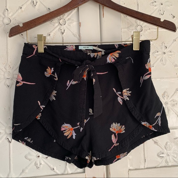 Kimchi Blue Whitney Floral Wrap Short - Picture 8 of 16